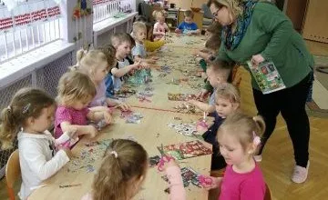 Gazetowe zabawy trzylatków - ćwiczymy wycinanie i cięcie nożyczkami